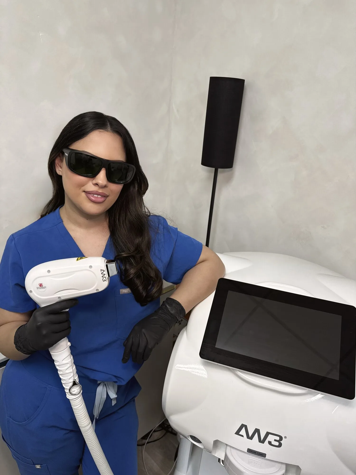 Fatima in laser goggles with the AW3 handpiece